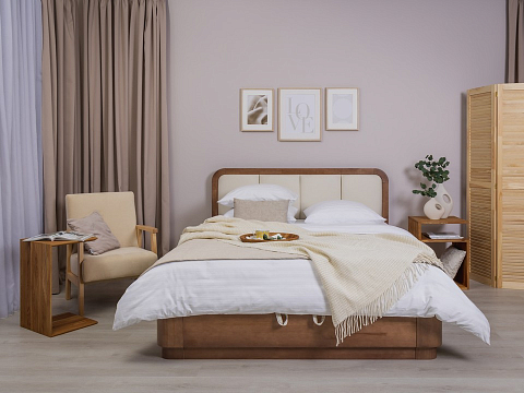 Коричневая кровать Hemwood с подъемным механизмом - Кровать из натурального массива сосны с мягким изголовьем и бельевым ящиком